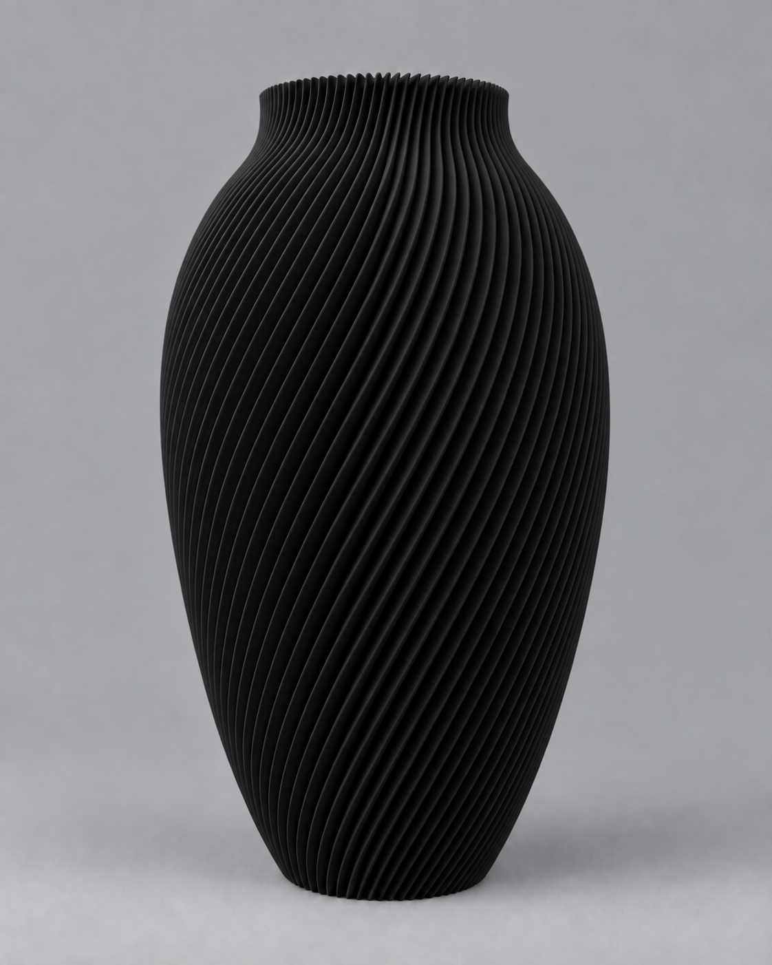 Zwarte Spire vaas, een hoge 3D-geprinte vaas met fijne spiraalribbels