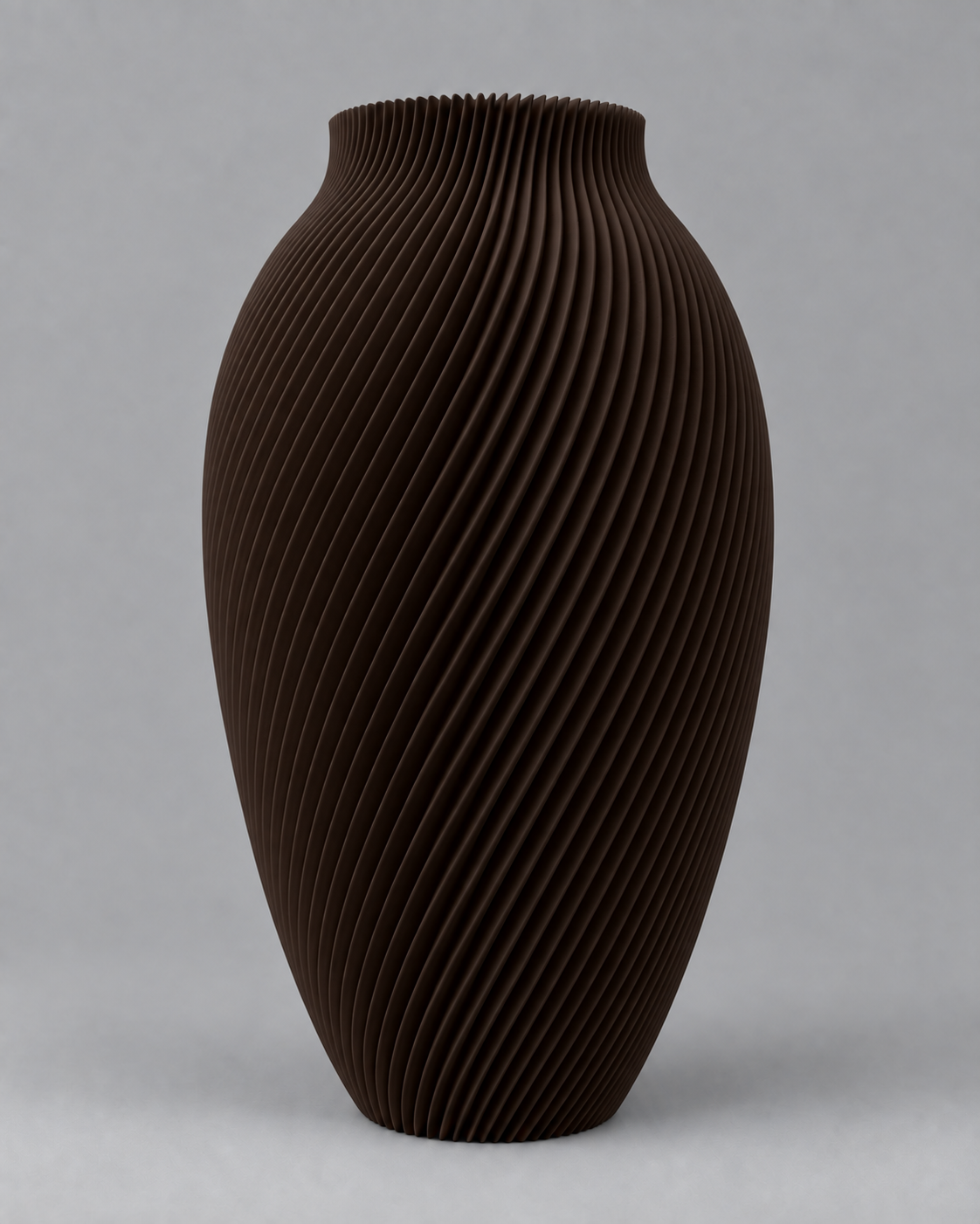 Bruine Spire vaas, een hoge 3D-geprinte vaas met fijne spiraalribbels