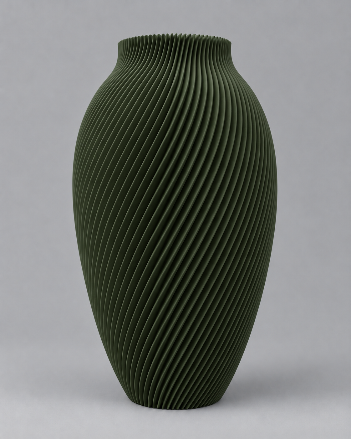 Olijfgroene Spire vaas, een hoge 3D-geprinte vaas met fijne spiraalribbels