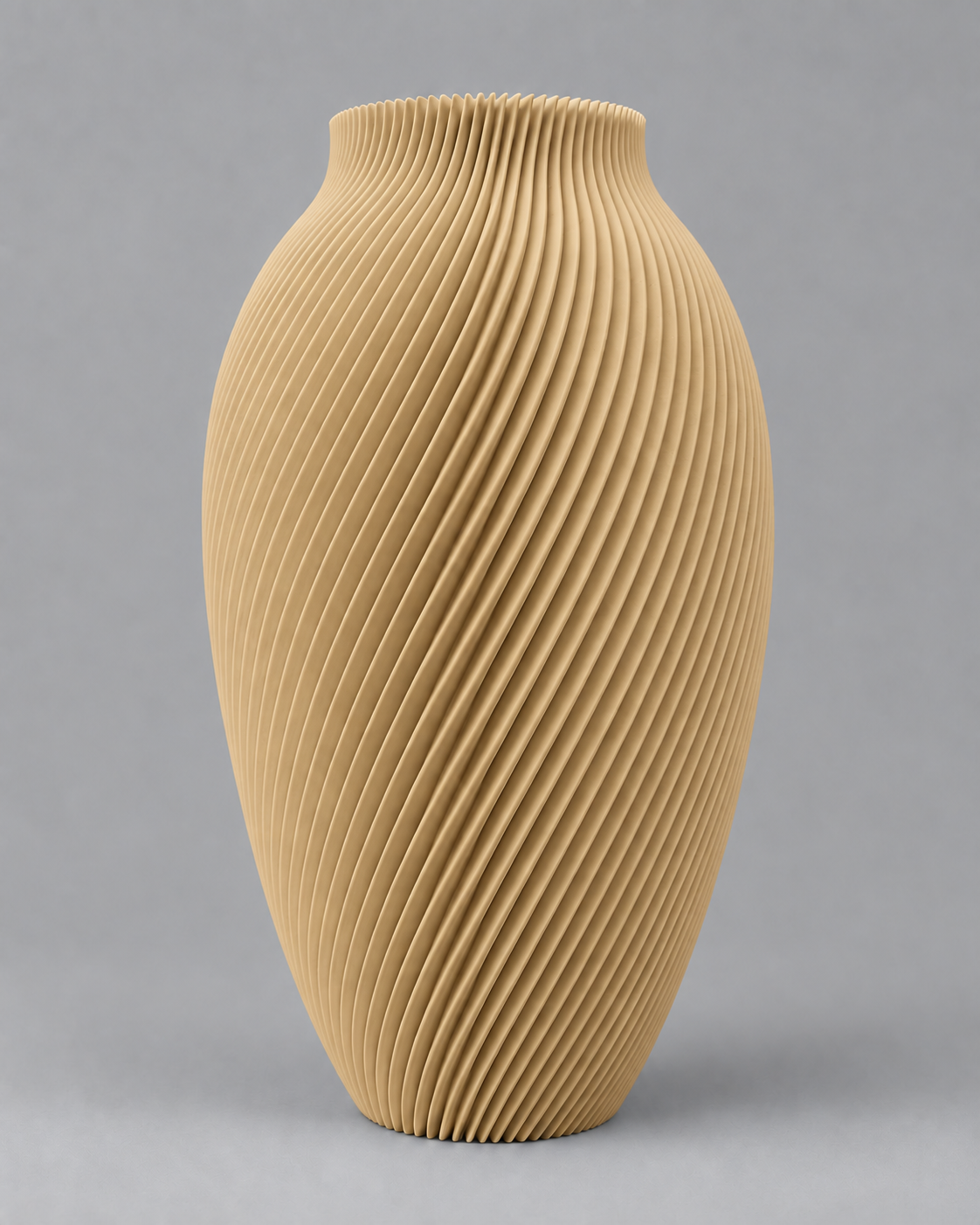 Zandkleurige Spire vaas, een hoge 3D-geprinte vaas met fijne spiraalribbels