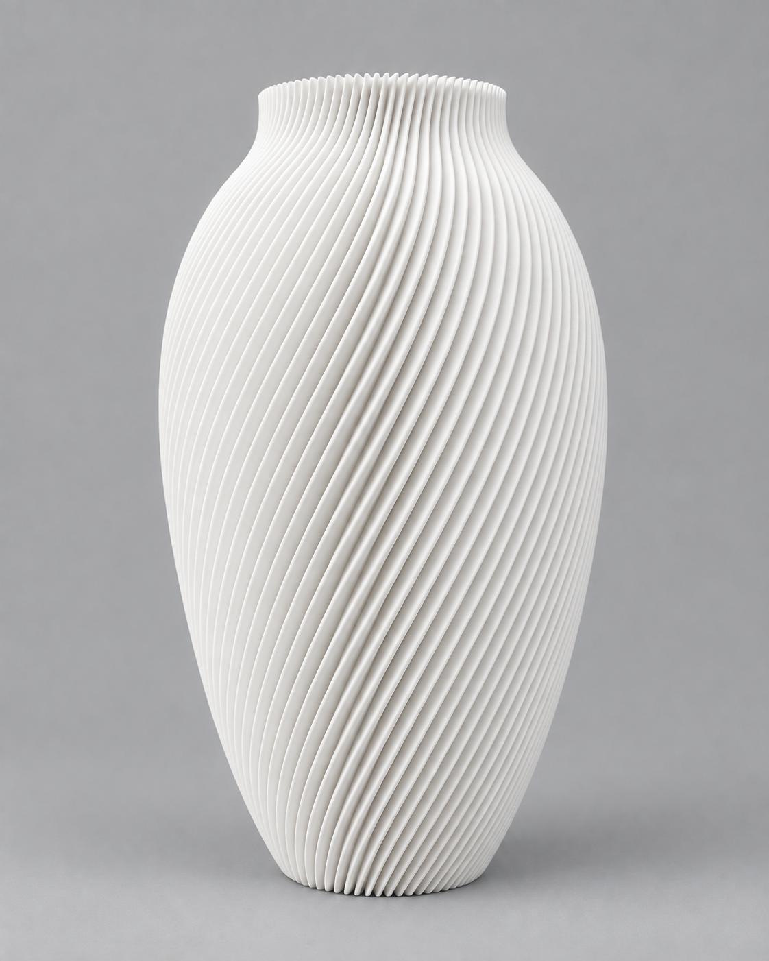 Witte Spire vaas, een hoge 3D-geprinte vaas met fijne spiraalribbels