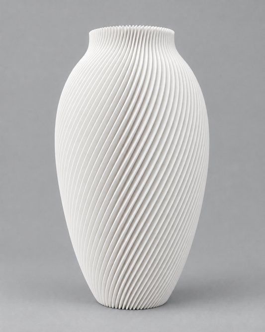 Witte Spire vaas, een hoge 3D-geprinte vaas met fijne spiraalribbels